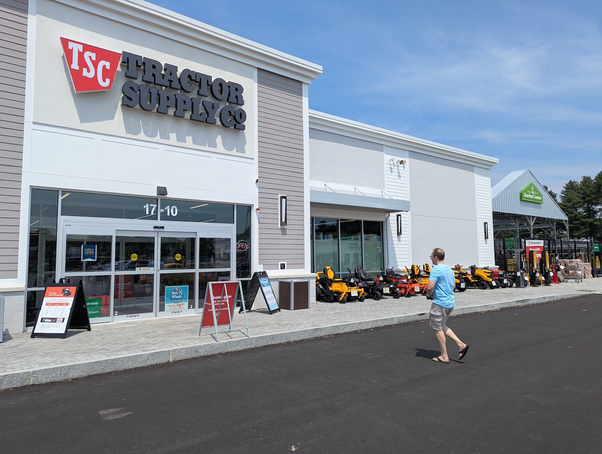 Tractor Supply Exterior